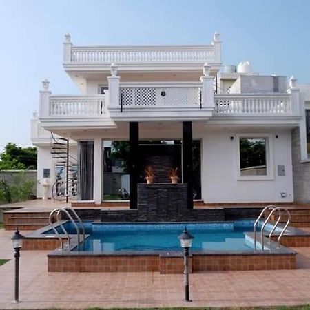 Greystone Villa, Swiming Pool , Bbq , Big Garden, Pool Table, Party Speaker, Bathtub, Kitchen, 15Mins To Golden Temple Amritsar Buitenkant foto
