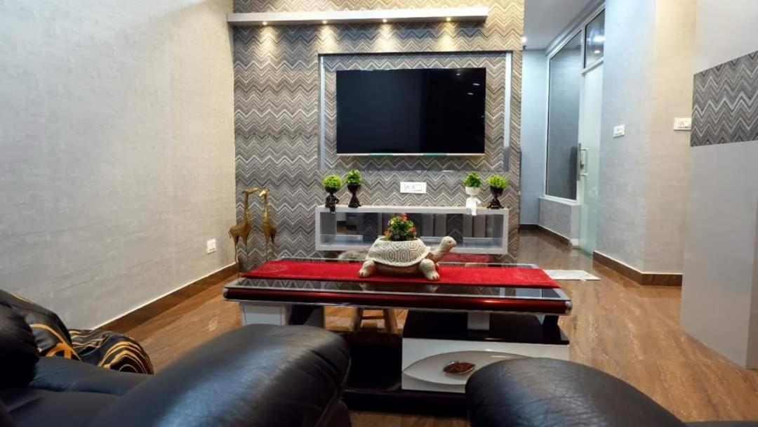 Greystone Villa, Swiming Pool , Bbq , Big Garden, Pool Table, Party Speaker, Bathtub, Kitchen, 15Mins To Golden Temple Amritsar Buitenkant foto