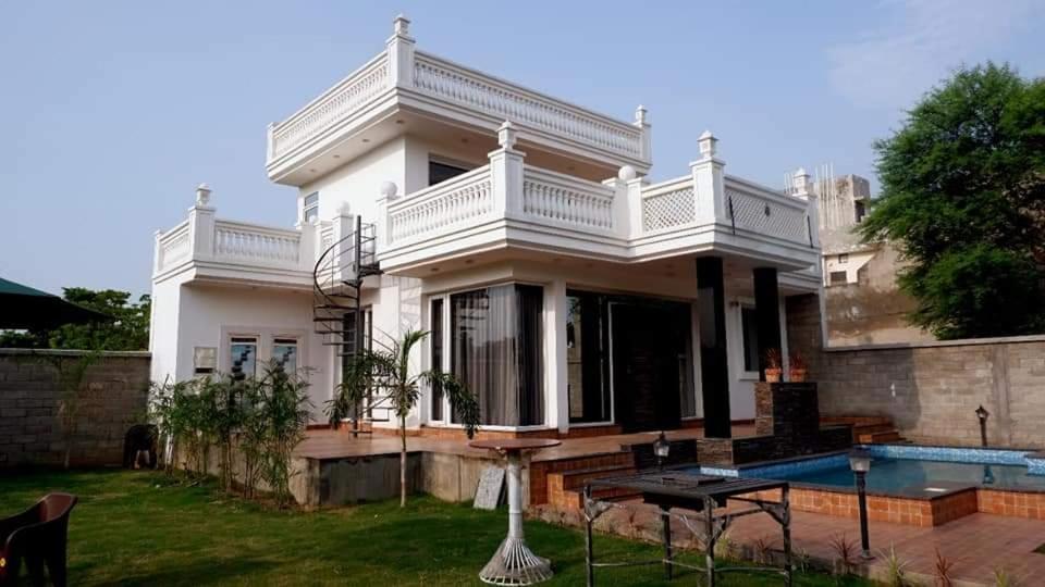 Greystone Villa, Swiming Pool , Bbq , Big Garden, Pool Table, Party Speaker, Bathtub, Kitchen, 15Mins To Golden Temple Amritsar Buitenkant foto