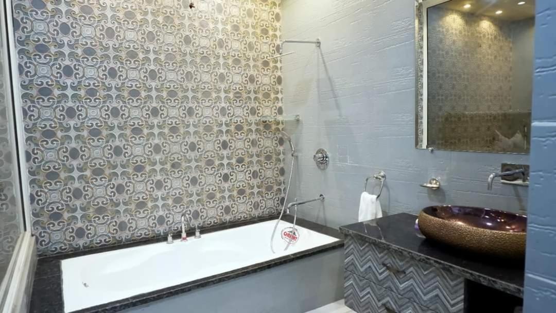 Greystone Villa, Swiming Pool , Bbq , Big Garden, Pool Table, Party Speaker, Bathtub, Kitchen, 15Mins To Golden Temple Amritsar Buitenkant foto