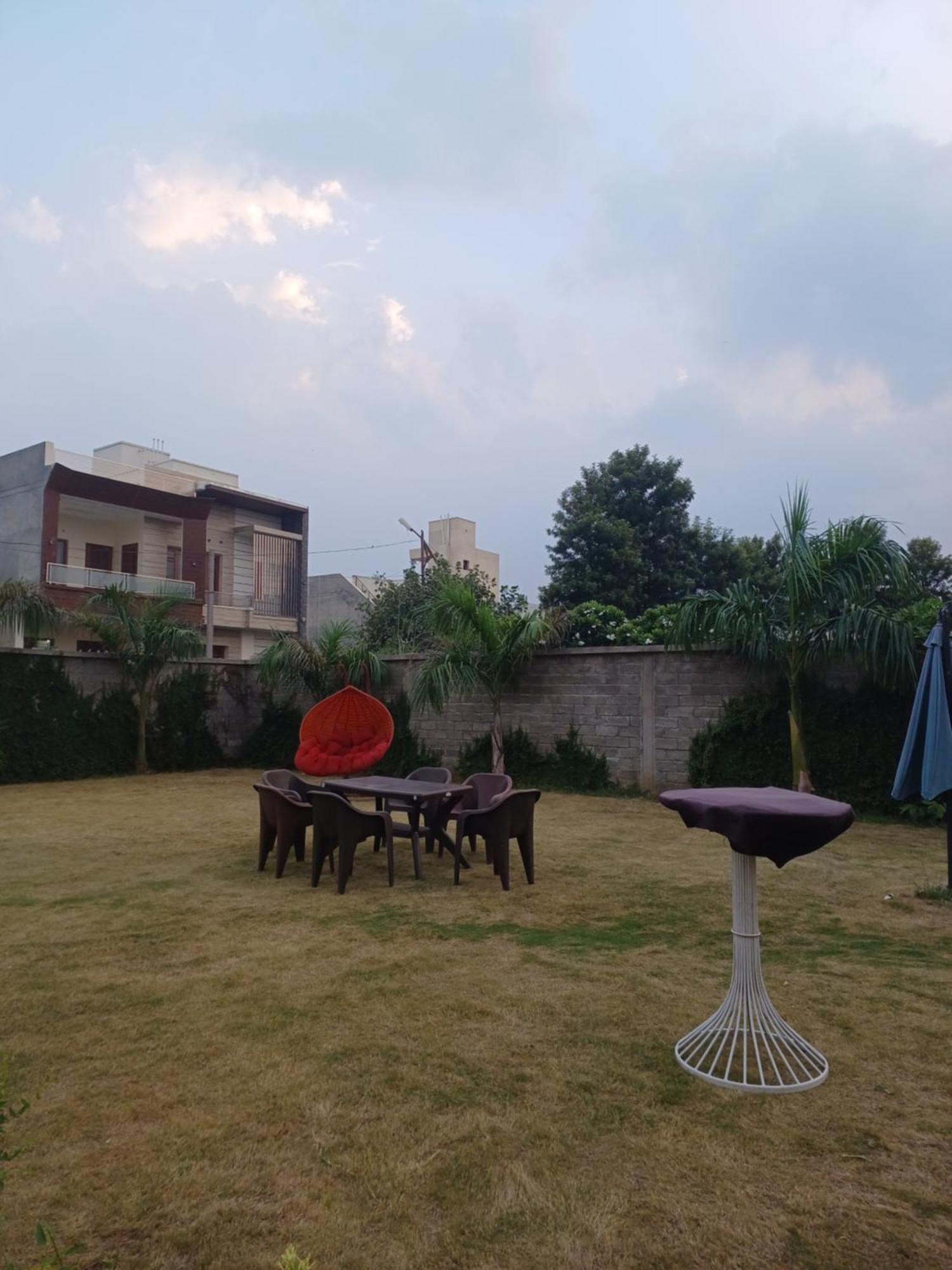 Greystone Villa, Swiming Pool , Bbq , Big Garden, Pool Table, Party Speaker, Bathtub, Kitchen, 15Mins To Golden Temple Amritsar Buitenkant foto